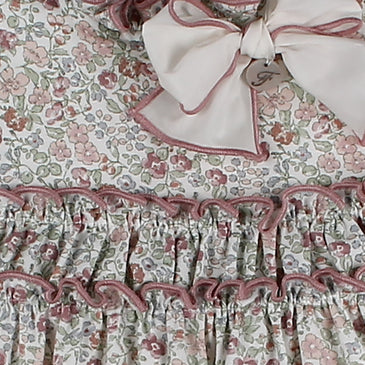 Vestido de flores con volantes niña